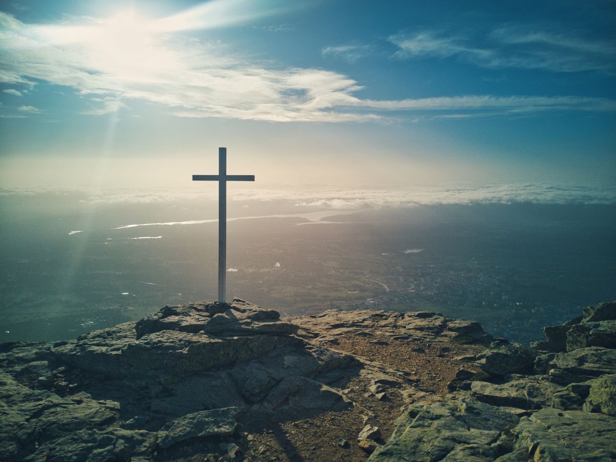 cristianismo-monte-com-cruz