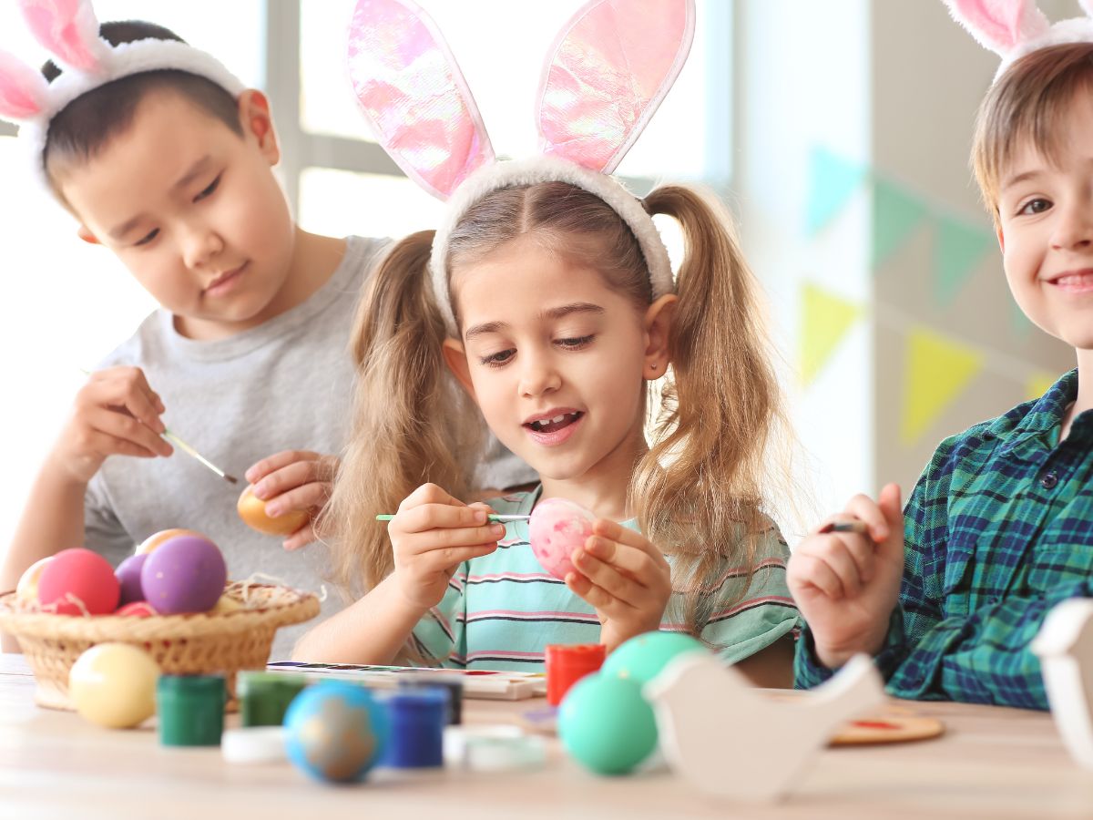crianças pintando ovos